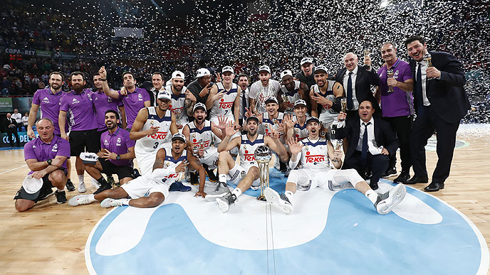 Sergio Llull y Alex Suárez, con el trofeo de Copa (Foto: ACB Photo)