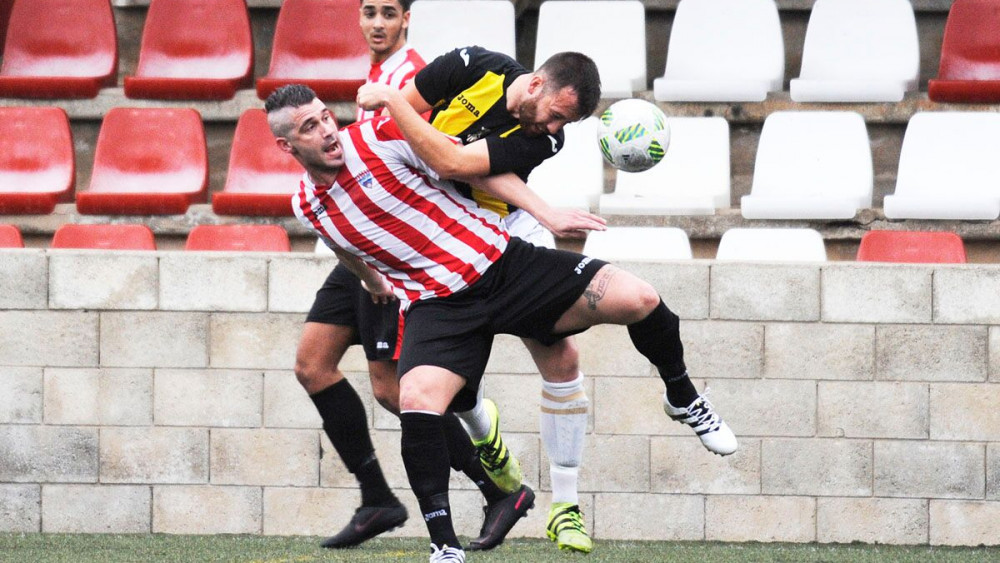 Carlos Saura pugna con un jugador rival (Fotos: Tolo Mercadal)