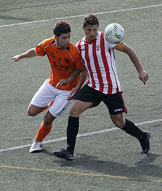 David Mas pelea con un jugador del Platges de Calvià.