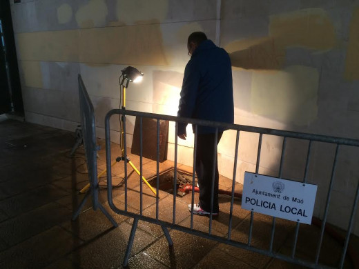 (Fotos) La rotura de un depósito de agua inunda el Teatre Principal, dos casas y deja sin luz a gran parte de Maó