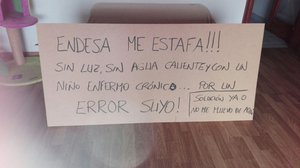 Cartel con el que la mujer se ha encerrado en las oficinas (Foto: Obra Social Menorca)