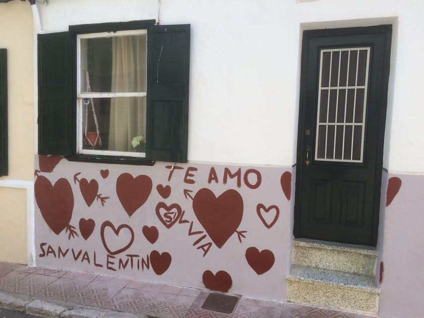 Fachada de la casa con la curiosa pintada.