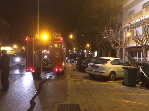 Bomberos actuando en la calle Vives Llull  (Foto: Tolo Mercadal)