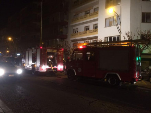 (Galería de fotos) Arde un tercer piso en la calle Vives Llull de Maó