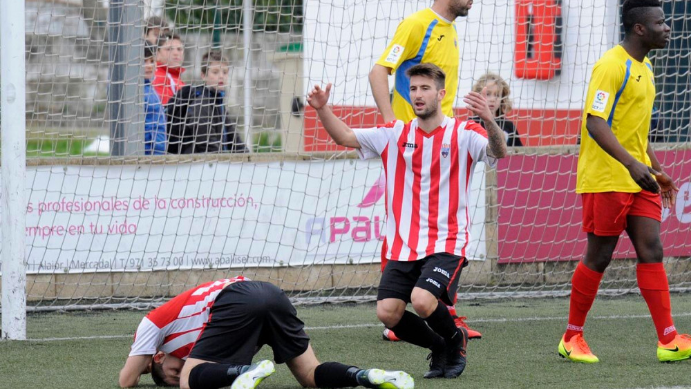 Izan se lamenta tras una ocasión fallada (Fotos: Tolo Mercadal)