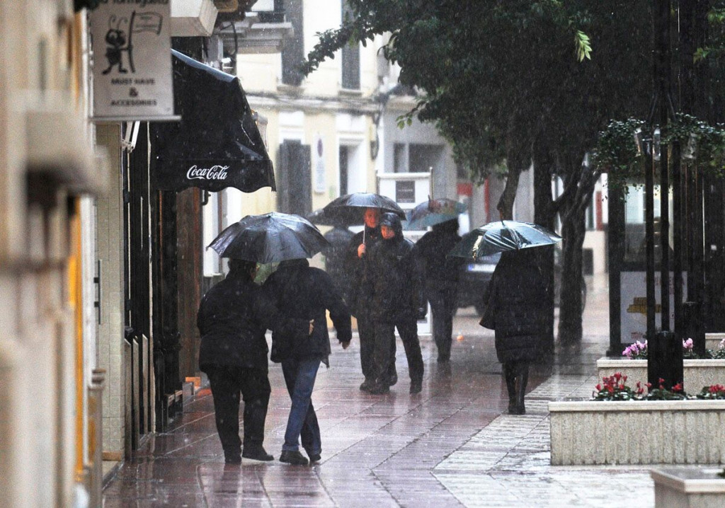 Gente con paraguas en el centro de Maó (Foto: Tolo Mercadal)