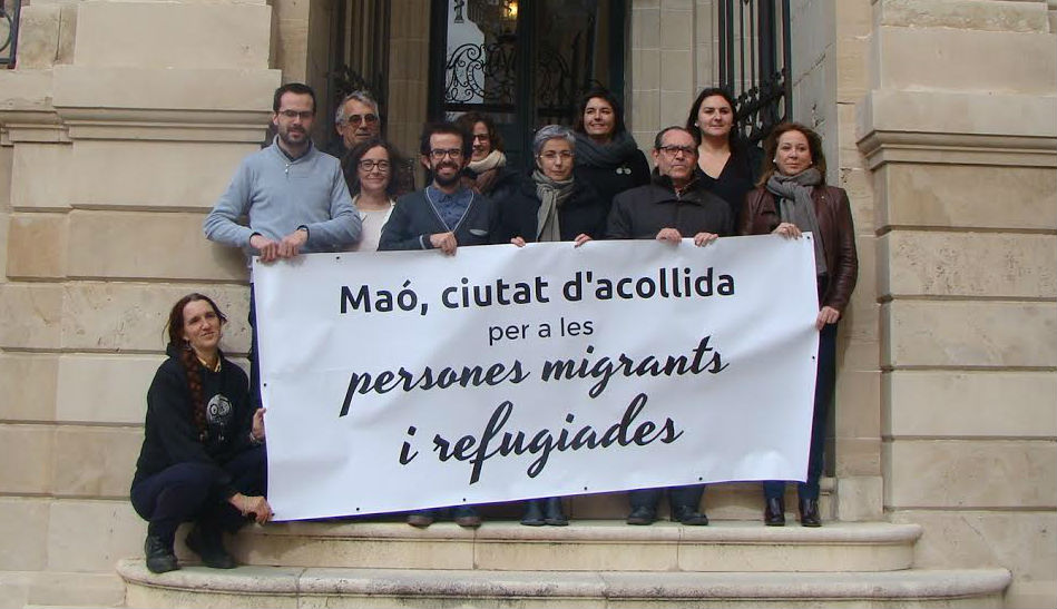 Los miembros del consistorio, con la pancarta (Foto: Ajuntament de Maó)