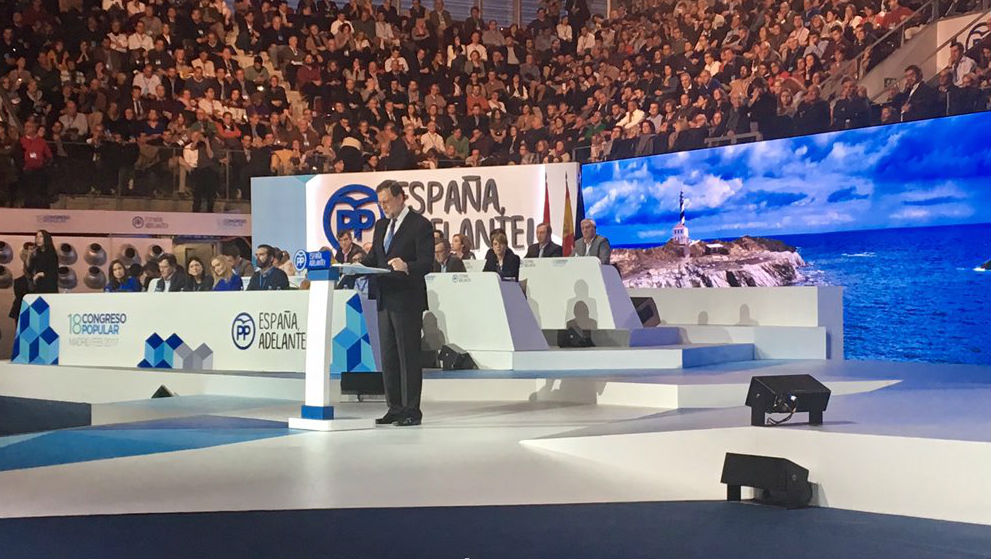 Rajoy, en pleno discurso con Favàritx de fondo.