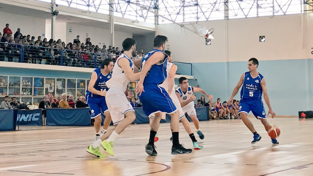 Pitu Jiménez dirige la acción de ataque (Fotos: Bàsquet Menorca)