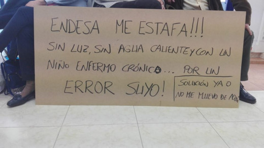 Cartel de protesta confeccionado por la afectada.