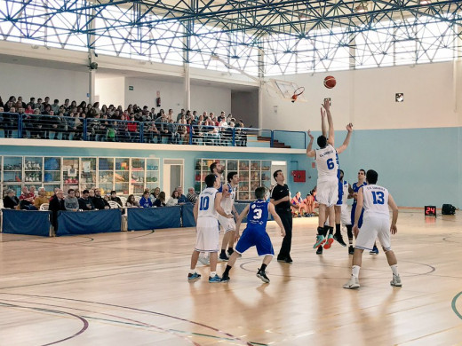 (Galería de fotos) El Made in Menorca tumba al Cornellà y resiste en el grupo de arriba