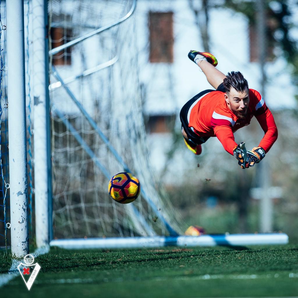 Sergi Enrich, en plena estirada durante el entrenamiento (Foto: SD Eibar)