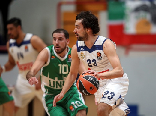 Llull bota la pelota ante Quino Colom (Foto: Euroliga)