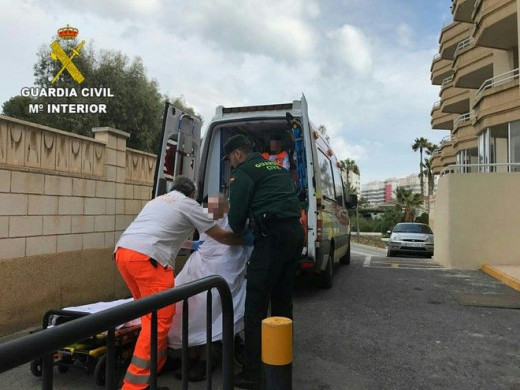 Momento del traslado del cadáver (Foto: Ministerio del Interior)