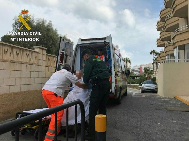 Momento del traslado del cadáver (Foto: Ministerio del Interior)