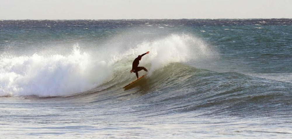 Uno de los surfistas, en plena acción en Punta Prima (Fotos: Rafuny)