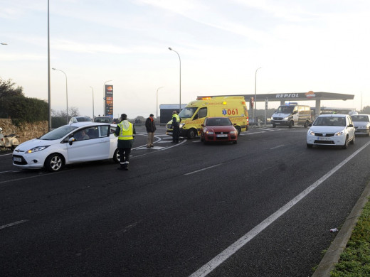 (Fotos) Herido el conductor de una moto al ser embestido por un vehículo