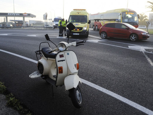 (Fotos) Herido el conductor de una moto al ser embestido por un vehículo