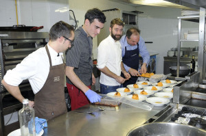 Cocineros elaborando platos.