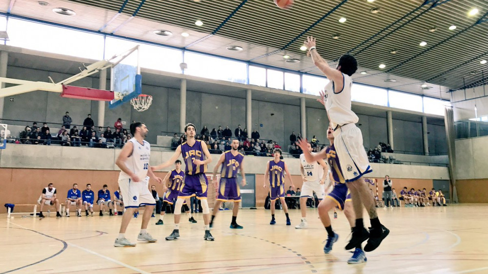 Lanzamiento de Dani García en una acción del partido (Fotos: Bàsquet Menorca)