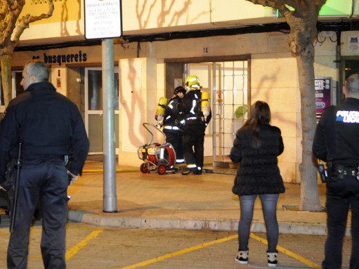 (Galería de fotos) Arde un tercer piso en la calle Vives Llull de Maó