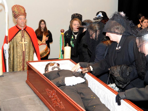 (Fotos) El entierro de Camestortes sume a la sociedad en un profundo pesar