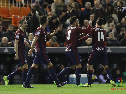 (Galería de fotos y vídeo) Doblete de Sergi Enrich en el asalto del Eibar a Mestalla