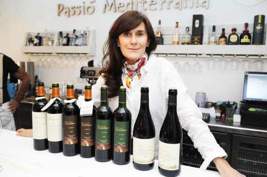 Yolanda García, posando junto a los vinos (Fotos: Tolo Mercadal)