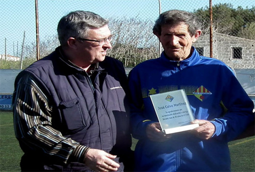 Joan Quevedo, entregando la placa a José Calvo (Foto: deportesmenorca.com)