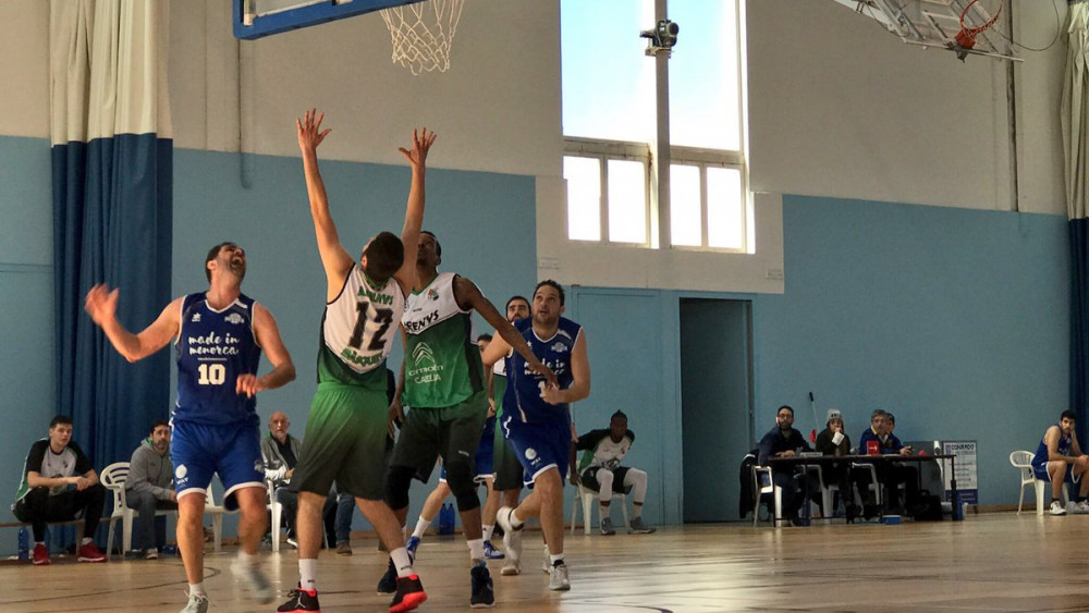 Angel Piedra lanza a canasta (Fotos: Bàsquet Menorca)