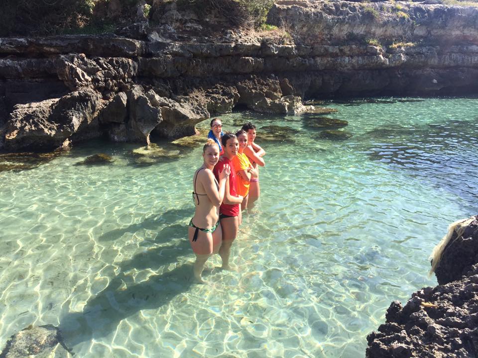 Daysa Delgado, Rosalía Alonso, Sara Esteban, Noelia Sánchez y María Barrasa, en el agua (Foto: Vòlei Ciutadella)