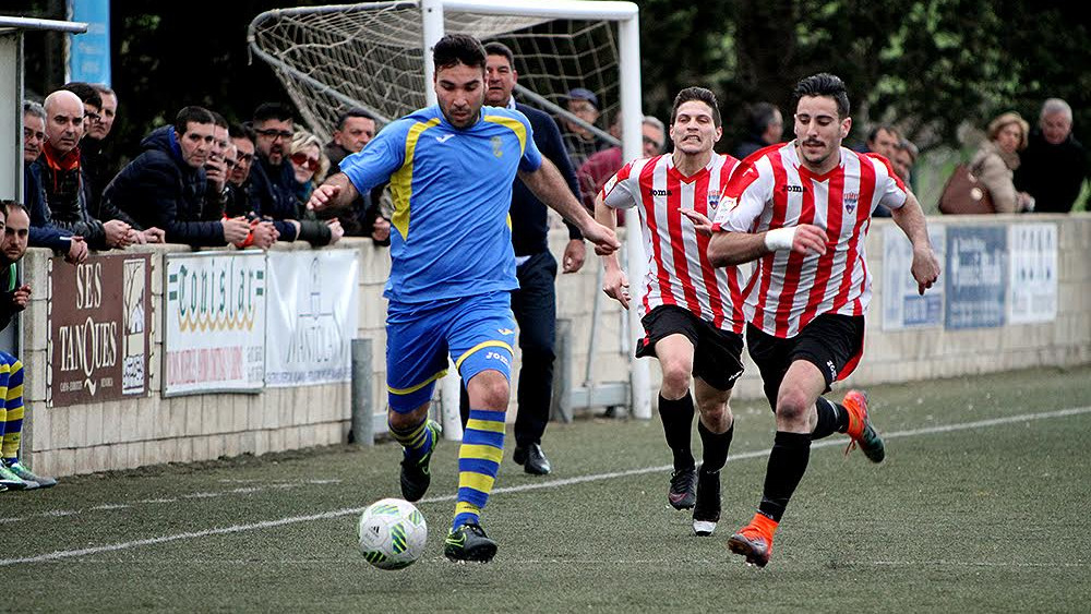 Barber conduce el balón ante Elliot y Alex (Fotos. deportesmenorca.com)