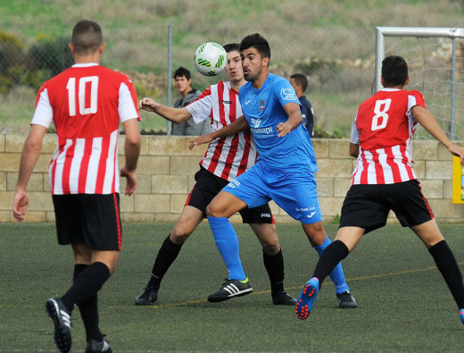 Biel, ante un jugador del Formentera.