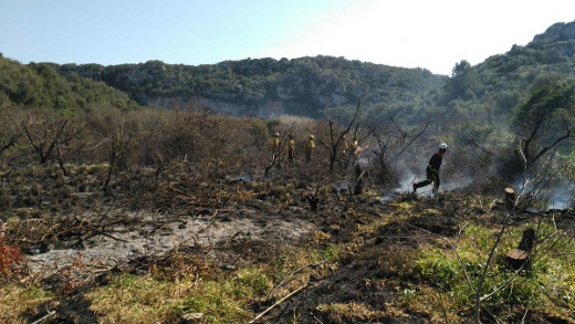 Los bomberos, en las labores de extinción (Foto: Ibanat)