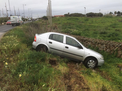 (Fotos) Un vehículo derrapa, se sale de la vía y cae a la cuneta