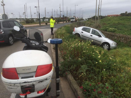 (Fotos) Un vehículo derrapa, se sale de la vía y cae a la cuneta