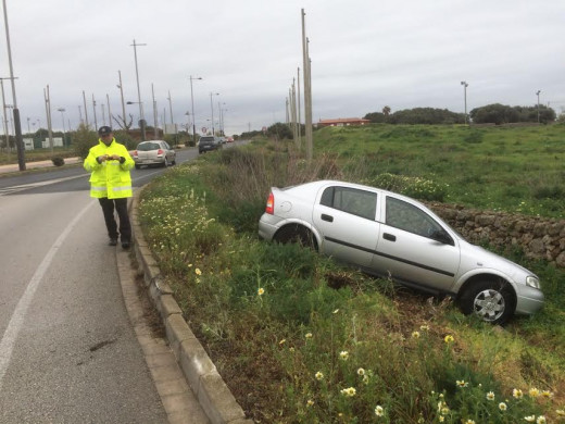 (Fotos) Un vehículo derrapa, se sale de la vía y cae a la cuneta