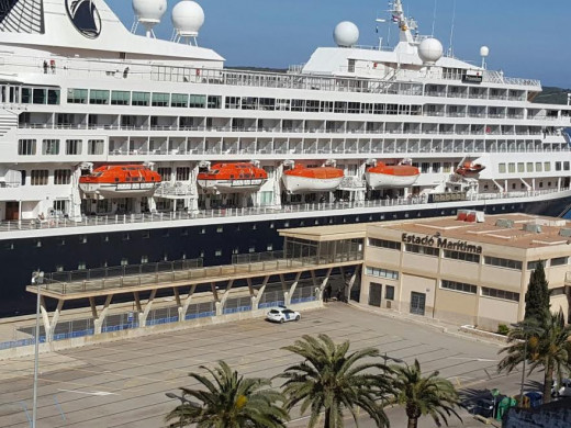 (Fotos) Un pasajero grave y otro en estado crítico en una jornada negra en un crucero atracado en Maó