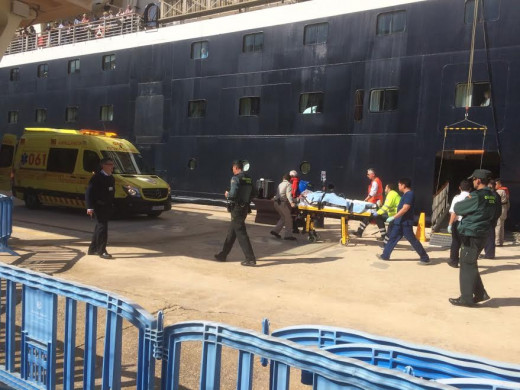 (Fotos) Un pasajero grave y otro en estado crítico en una jornada negra en un crucero atracado en Maó