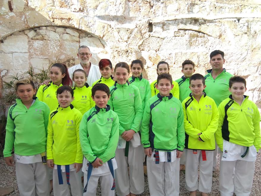 Foto de familia de los karatecas y entrenadores del Físics.