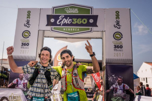 El equipo ganador Txalategi Trail tras cruzar la meta en Es Mercadal (Foto: Oriol Batista)