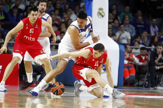 Llull, al fondo, junto a Ayón en el partido ante el Estrella Roja (Foto: Euroliga)