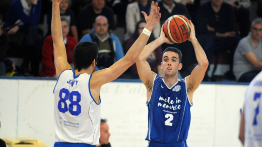 Isma marca el pase en el partido ante el Calvià (Foto: Tolo Mercadal)