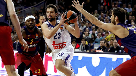 Llull penetra a canasta en una acción del partido (Foto: Euroliga)