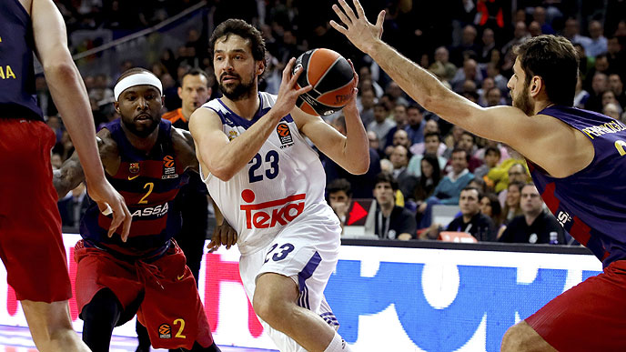 Llull penetra a canasta en una acción del partido (Foto: Euroliga)