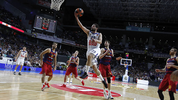 bandeja de Llull ante el Barça (Foto: Euroliga)