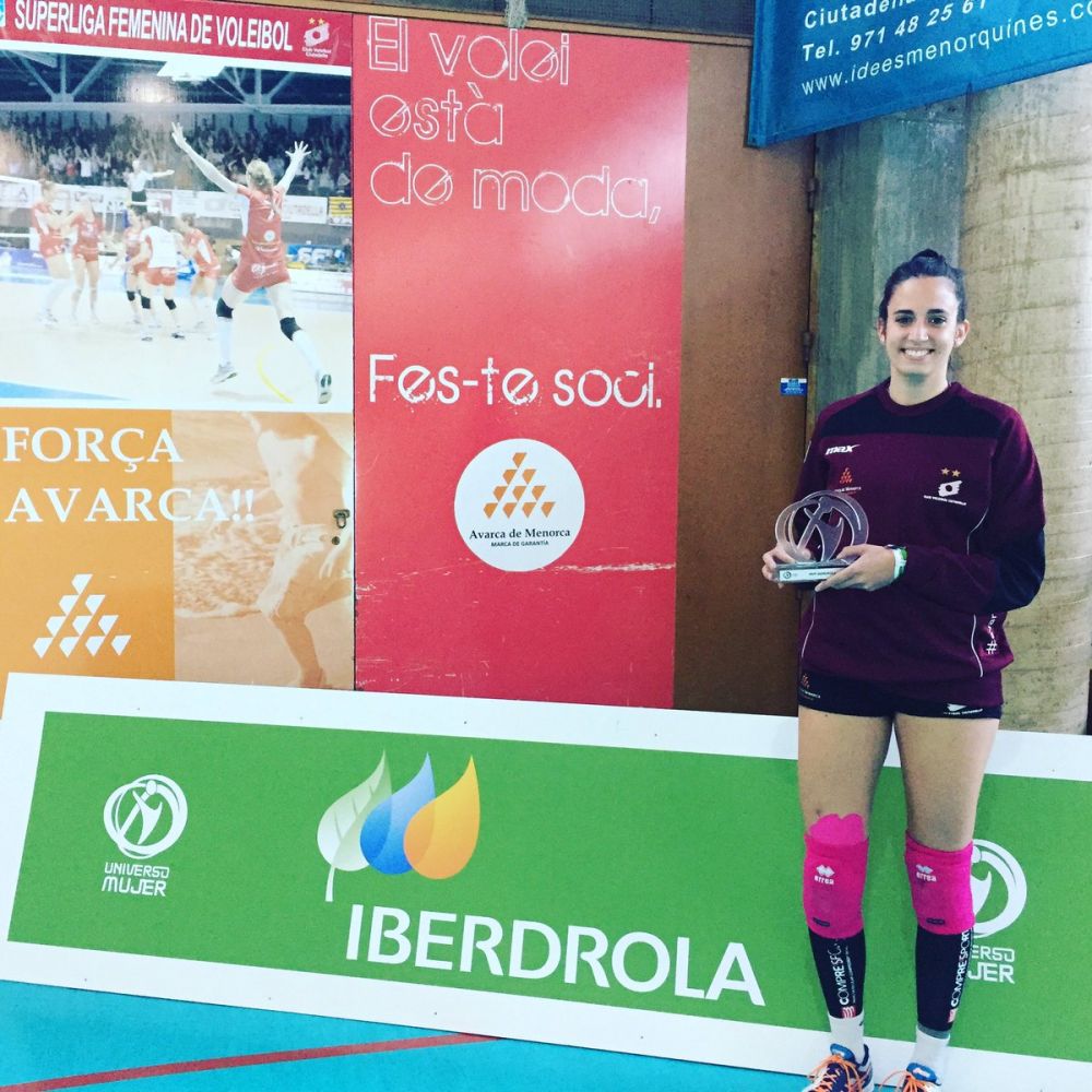 María Barrasa, con el trofeo de MVP (Foto: Vòlei Ciutadella)