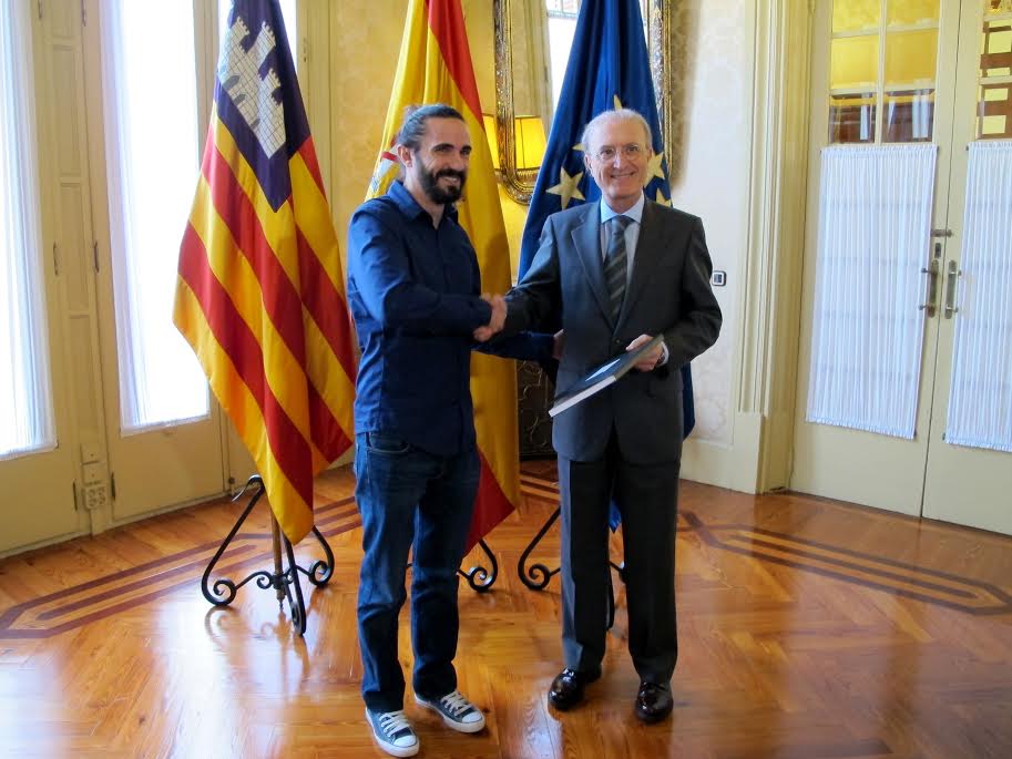 Momento de la entrega de la Memoria al presidente del Parlament.