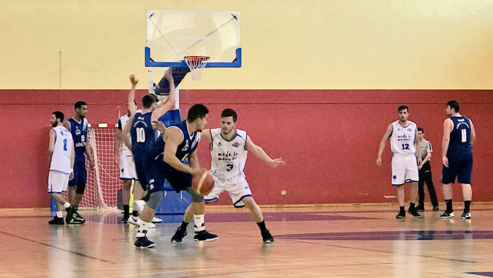 Defensa de Pau Pons en una acción del partido (Fotos: Bàsquet Menorca)