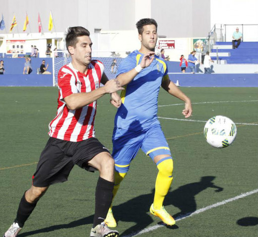 Marcos Vaquero y Llonga pelean un balón en el partido de la primera vuelta (Foto: deportesmenorca.com)